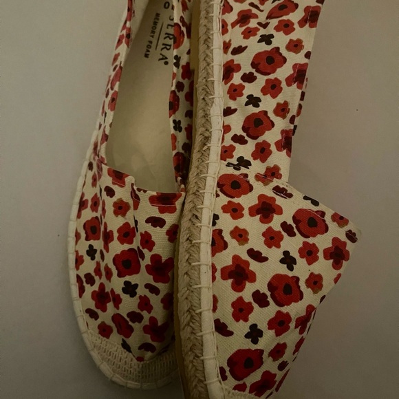 Serra Women's Floral Espadrilles - Red and Cream - Picture 3 of 9